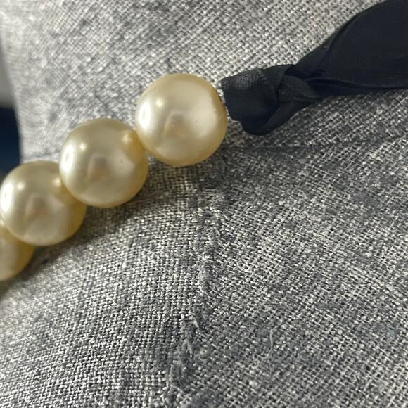 Faux pearl necklace costume jewelry black grosgrain ribbon tie classic preppy - Picture 8 of 10